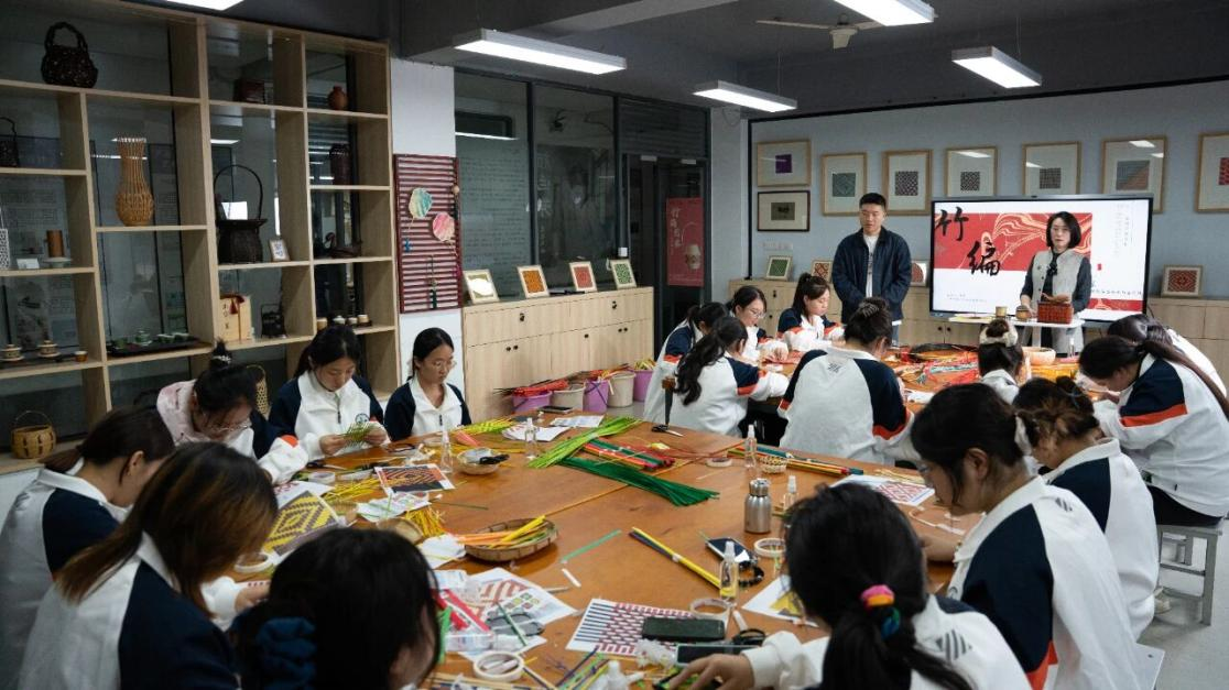 为非遗“添彩”，为青春“赋能”：江苏建院的文化育人新实践